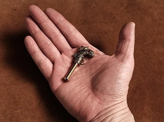 真鍮 キーホルダー（レトロ銃）ピストル おもちゃ 銃 ハンドガン