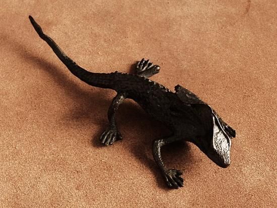 特大ジャスパー製リザード トカゲ 天然石彫刻品 置物 爬虫類マニア 精巧オブジェ Amazon.co.jp: トリチューン ゴールド トカゲ 彫刻 ソリッド