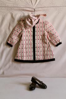 <img class='new_mark_img1' src='https://img.shop-pro.jp/img/new/icons14.gif' style='border:none;display:inline;margin:0px;padding:0px;width:auto;' />Bonjour diary<br>Reversible Dress Coat & Scarf<br>Tapestry Pink Stripe Print<br>(2,4,6,8,10,12y)