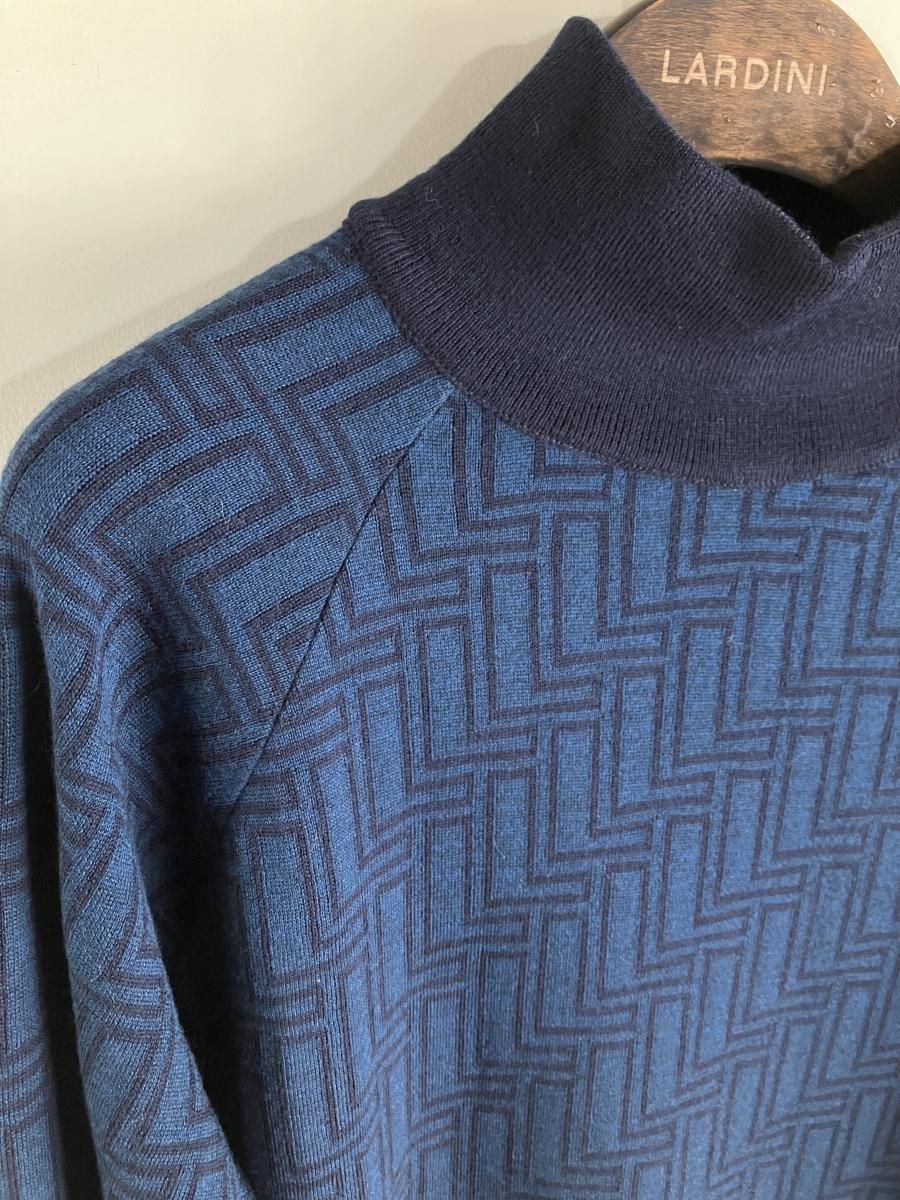 セール30%off】ラルディーニ ハイネック Lマークニット/LMML240-59055