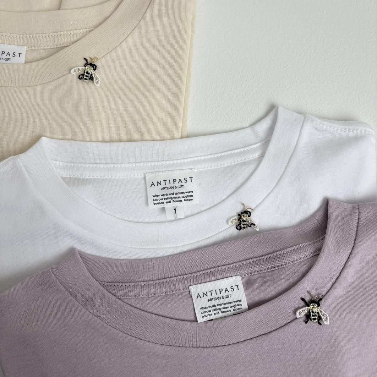 ANTIPAST アンティパスト　レース　Tシャツ ANTIPAST Cotton Frice T-shirt with Bee(蜂モチーフ付き定番T