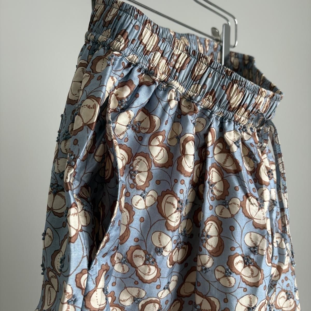 BUNON Kahdi Silk Flower Print ＆ Embroidery Tuck Pants