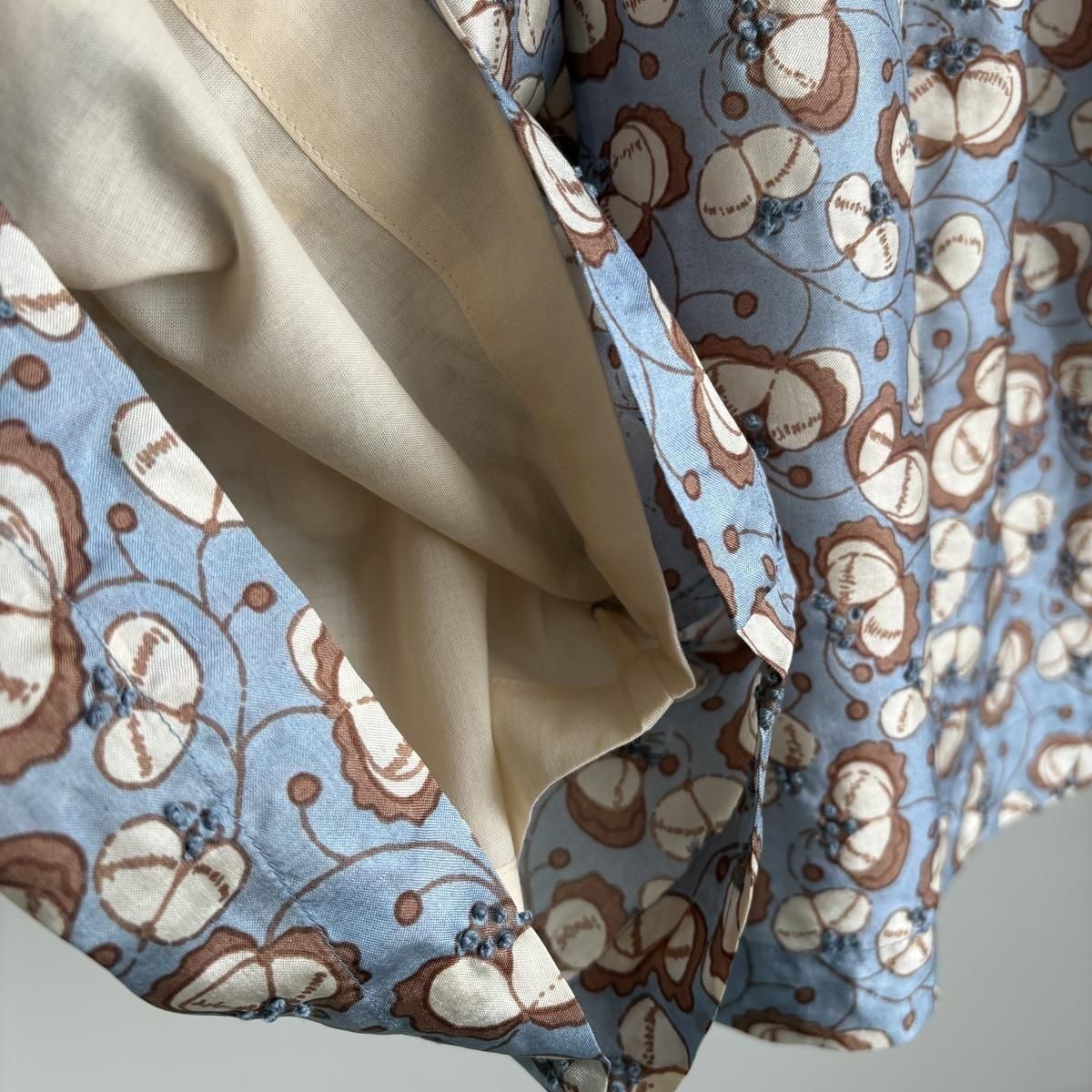 BUNON Kahdi Silk Flower Print ＆ Embroidery Tuck Pants