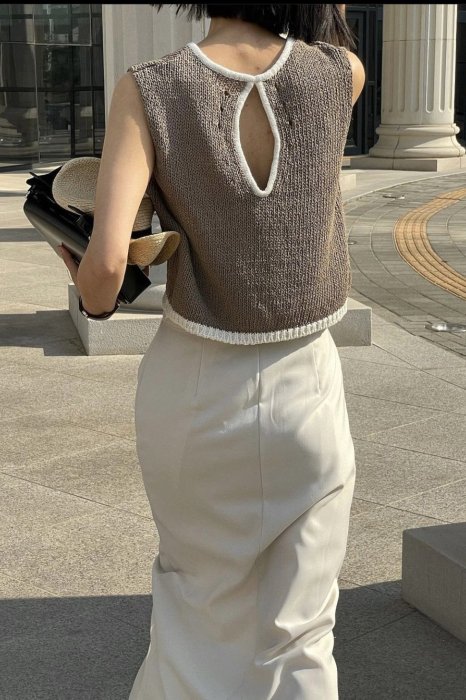coloring<br>sleeveless knit<br>beige