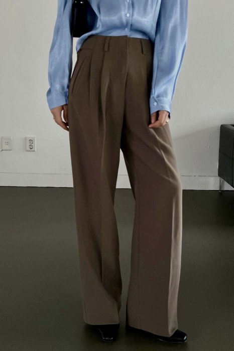 side waist button<br>double tuck slacks<br>brown