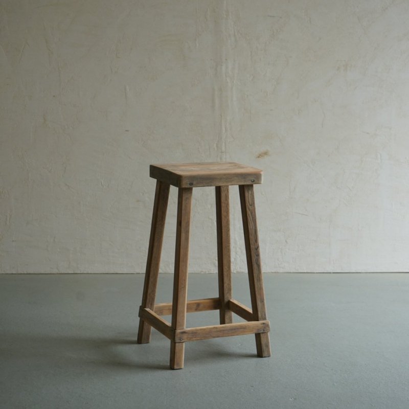 ġ-wooden stool