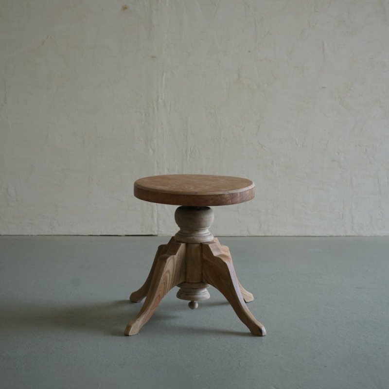 žġ-rotating stool