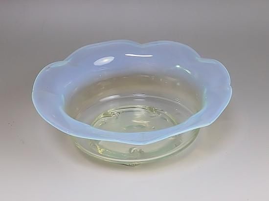 明治期～大正期ガラス 薄乳白色 波うちボウル