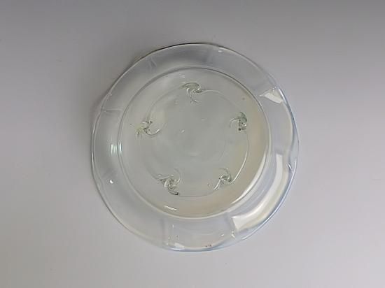 明治期～大正期ガラス 薄乳白色 波うちボウル