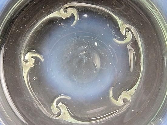 明治期～大正期ガラス 薄乳白色 波うちボウル