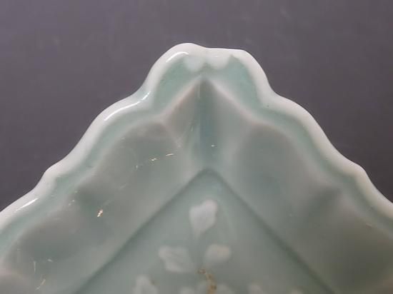 三田青磁 花の図 四方手塩皿 三田青磁 花の図 四方手塩皿