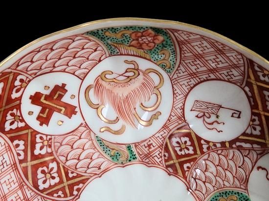 大聖寺伊万里 赤絵 捻り紋に宝尽し図 5寸皿