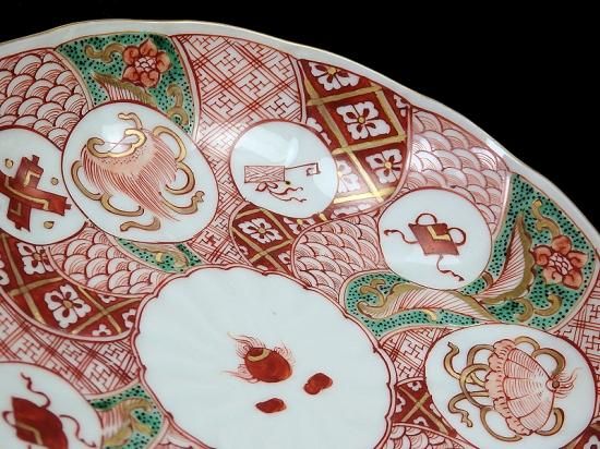 大聖寺伊万里 赤絵 捻り紋に宝尽し図 5寸皿