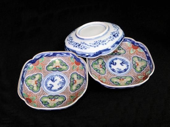 大皿■赤絵角皿 玩 窓牡丹図 花唐草 扇絵 古い飾り皿 古玩 時代物 骨董品■ 大皿□赤絵角皿 玩 窓牡丹図 花唐草 扇絵 古い飾り皿 古玩