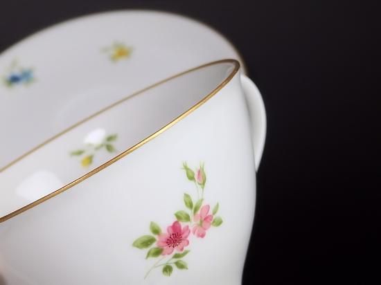 大倉陶園 OKURA カップ＆ソーサー 三色小花の図