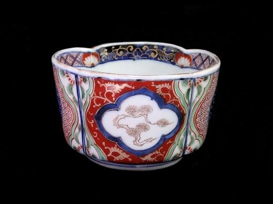 大聖寺伊万里 金襴手 見込花繋ぎ紋 窓絵松に青海波図 大振変形向付