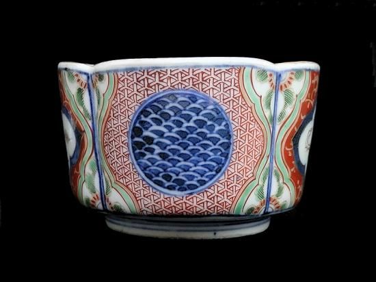 大聖寺伊万里 金襴手 見込花繋ぎ紋 窓絵松に青海波図 大振変形向付