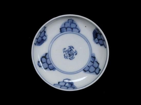 古伊万里 染付 平角繋ぎに五弁花図 豆皿