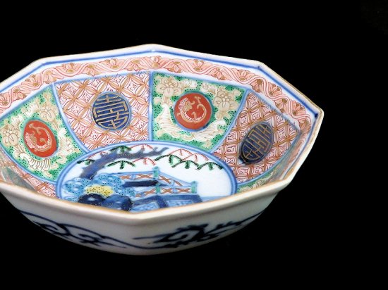 大聖寺伊万里 金襴手 百花繚乱 花籠に蝶の図 ８寸皿 E397AS-CJi - 工芸品