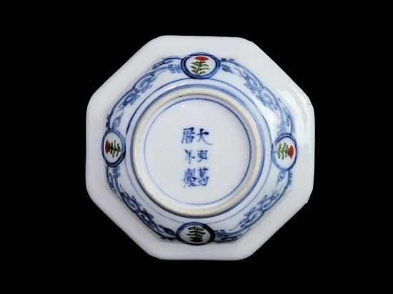 大聖寺伊万里　金襴手　菊に団龍紋　岩に欄干の図　八角４寸皿D702AS-CEd 大聖寺伊万里 金襴手 菊に団龍紋 岩に欄干の図 八角4