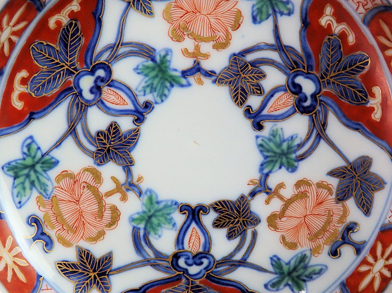 大聖寺伊万里 金襴手 花繋ぎ紋に赤玉図 ４寸皿