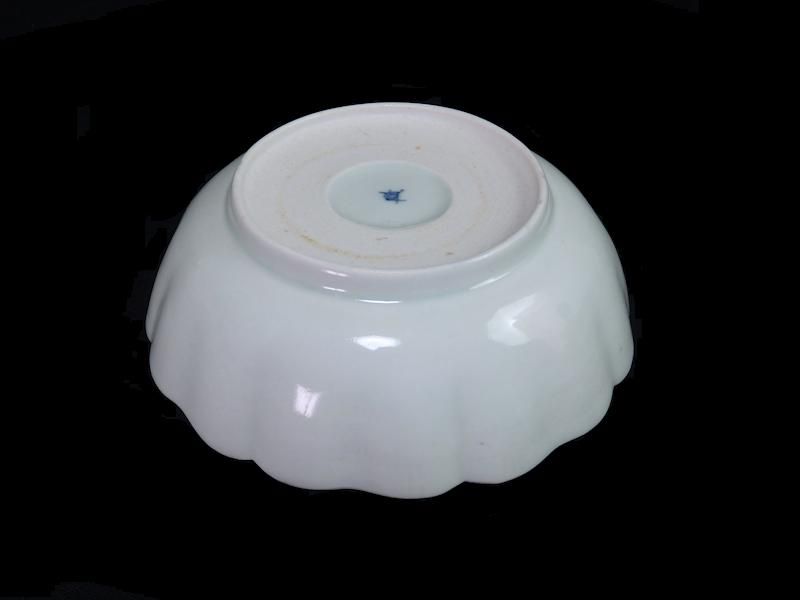 古伊万里 染付 捻り描き分け 幾何学文 唐草 雲と鳥図 28cm