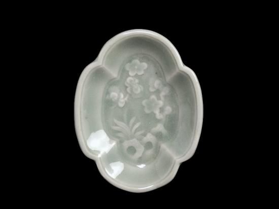 三田青磁 岩に梅花の図 変形手塩皿 三田青磁 岩に梅花の図 変形手塩皿