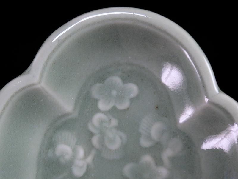 最大の割引 三田青磁 変形手塩皿 岩に梅花の図 工芸品