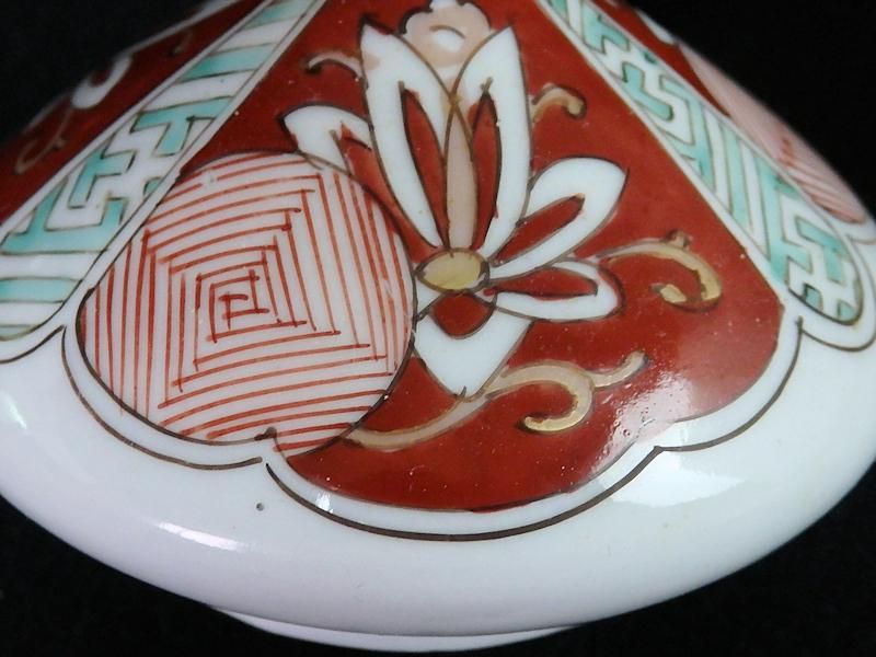古伊万里 色絵 花に紗綾形紋図 油壷