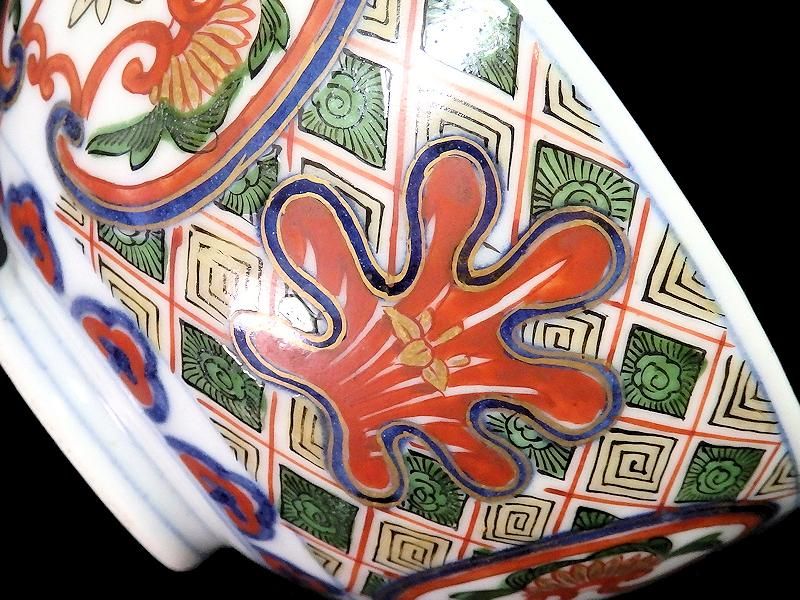 大聖寺伊万里 金襴手 窓絵石畳紋に花図 蓋茶碗