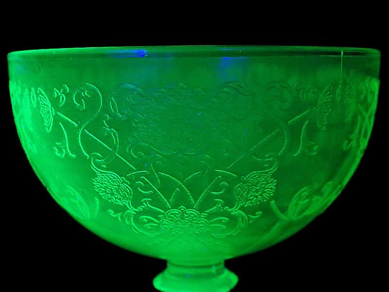 骨董 時代ガラス ゆらゆらプレスガラス 若草色 百合の紋章 コップ