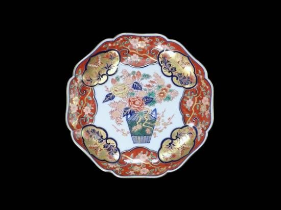大聖寺伊万里 金襴手 百花繚乱 花籠に蝶図 8寸皿