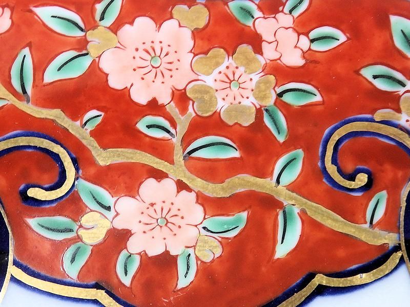 大聖寺伊万里 金襴手 百花繚乱 花籠に蝶図 8寸皿