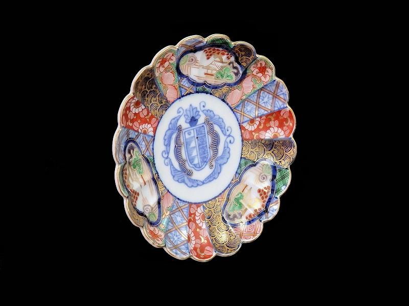 日本人気超絶の 大聖寺伊万里 金襴手 5寸皿 紋章に菊花皿 工芸品