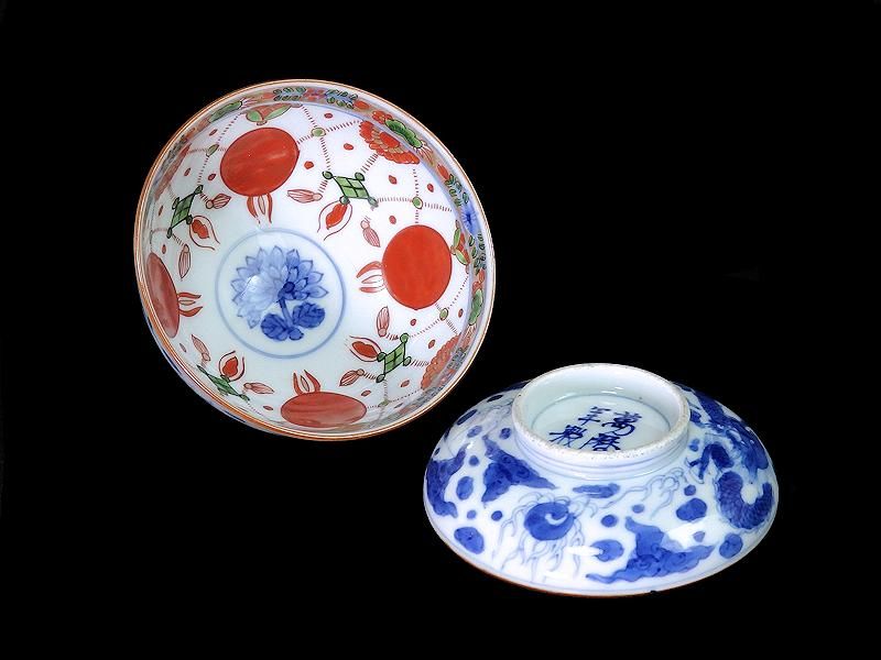 古伊万里　金襴手　雲鶴に松竹　孔雀羽に亀甲紋の図　蓋茶碗　E865AS-COf 古伊万里 金襴手 菊花四方襷紋 蝶に花図 蓋茶碗