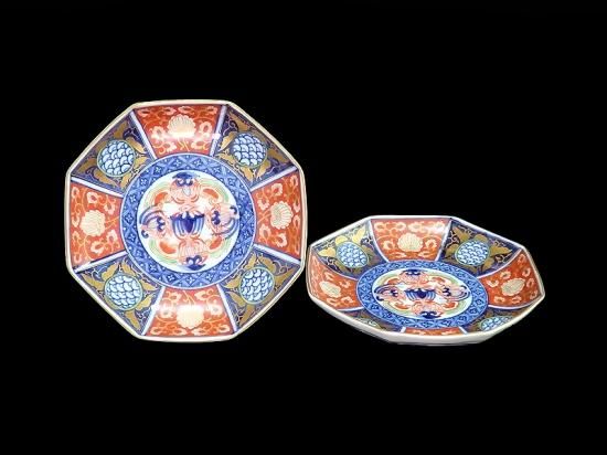 く日はお得♪ 大聖寺伊万里 2枚セット 描分八角6寸皿 金唐草に青海波の図 金襴手 工芸品