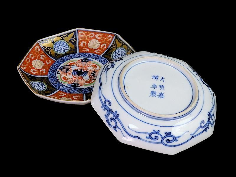大聖寺伊万里 金襴手 金唐草に青海波の図 描分八角6寸皿 2枚セット 大聖寺伊万里 金襴手 金唐草に青海波の図 描分八角6寸皿 2枚セット