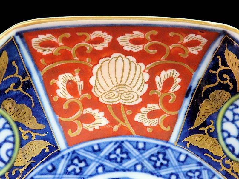 大聖寺伊万里 金襴手 金唐草に青海波の図 描分八角6寸皿 2枚セット 大聖寺伊万里 金襴手 金唐草に青海波の図 描分八角6寸皿 2枚セット