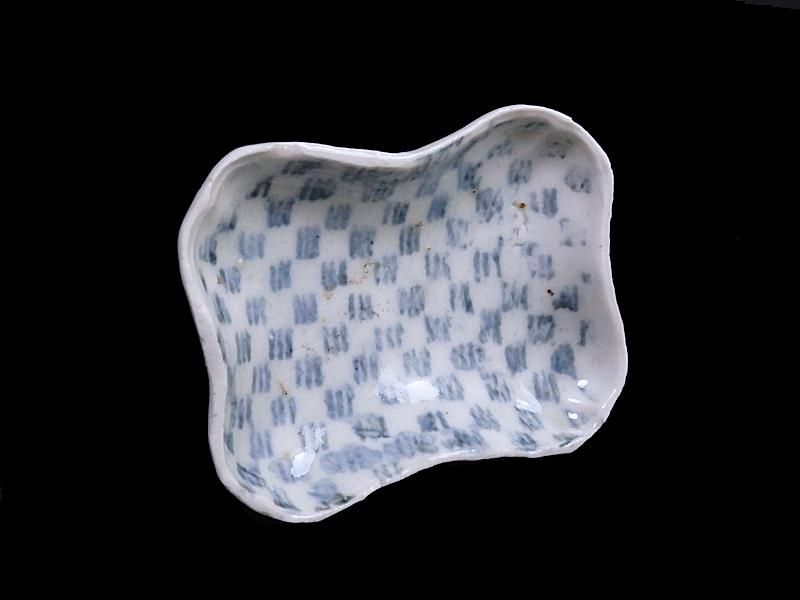 古伊万里　色絵染付　珍品　五葉松縁　波千鳥文　擬宝珠型皿　変形皿　尺皿　江戸後期 古伊万里 色絵染付 珍品 五葉松縁 波千鳥文 擬宝珠型皿 変形皿