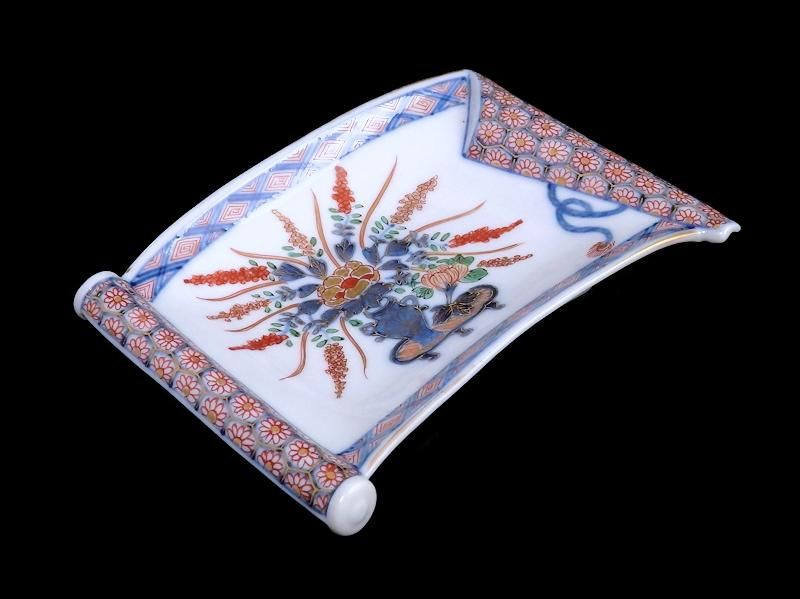 爆買い 大聖寺伊万里 巻物形変形皿 生け花図 金襴手 工芸品