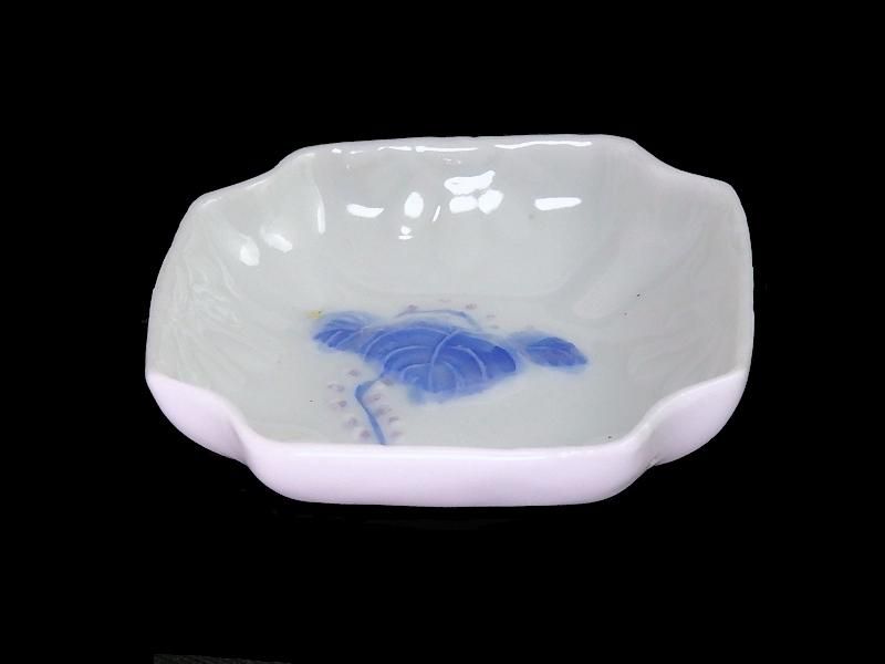 瀬戸　伊万里　染付　陽刻　波に花の図　四方角豆皿　E668AS-CUp 瀬戸 伊万里 染付 陽刻 波に花の図 四方角豆皿 E668AS-CUp