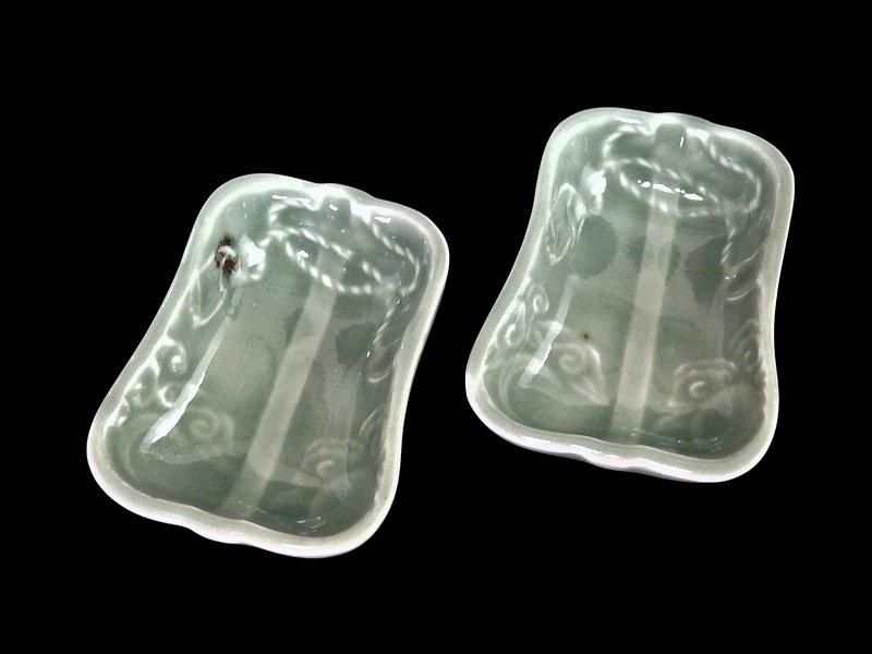 伊万里　瀬戸　青磁　軍配の図　変形豆皿　2枚　珍品　E667AS-fbsf 伊万里 瀬戸 青磁 軍配形変形豆皿 2枚セット