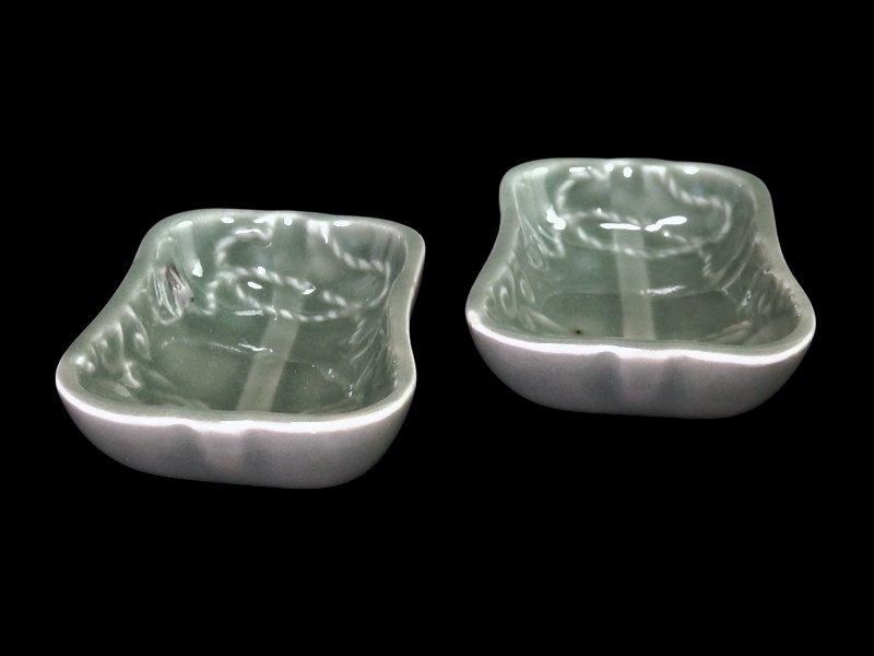 伊万里　瀬戸　青磁　軍配の図　変形豆皿　2枚　珍品　E667AS-fbsf 伊万里 瀬戸 青磁 軍配形変形豆皿 2枚セット