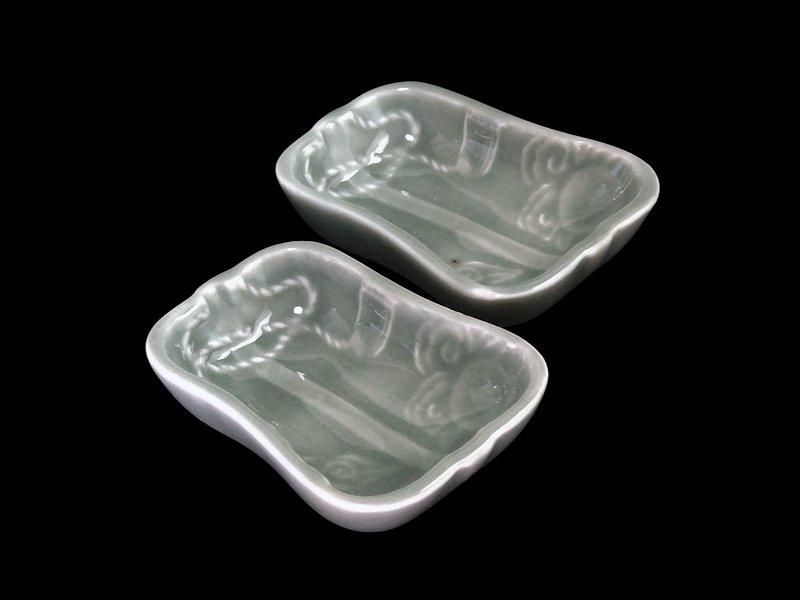 伊万里　瀬戸　青磁　軍配の図　変形豆皿　2枚　珍品　E667AS-fbsf 伊万里 瀬戸 青磁 軍配形変形豆皿 2枚セット