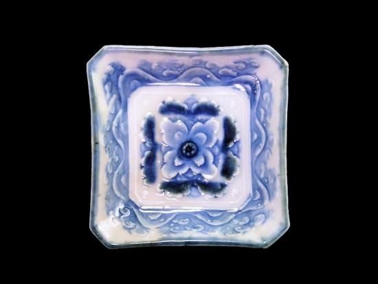瀬戸　伊万里　染付　陽刻　波に花の図　四方角豆皿　E668AS-CUp 瀬戸 染付 陽刻波に花図 四方角豆皿