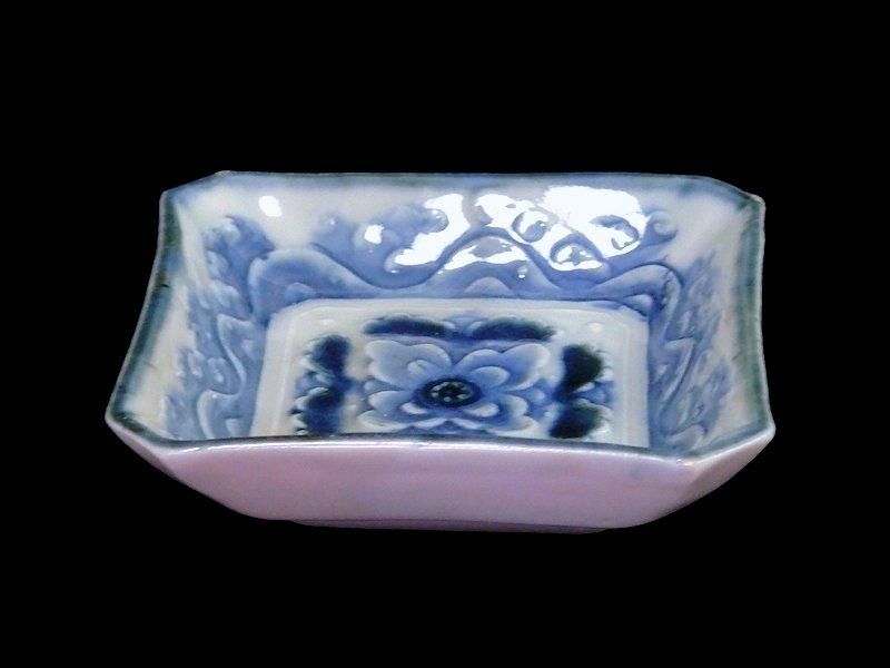 瀬戸 染付 陽刻波に花図 四方角豆皿