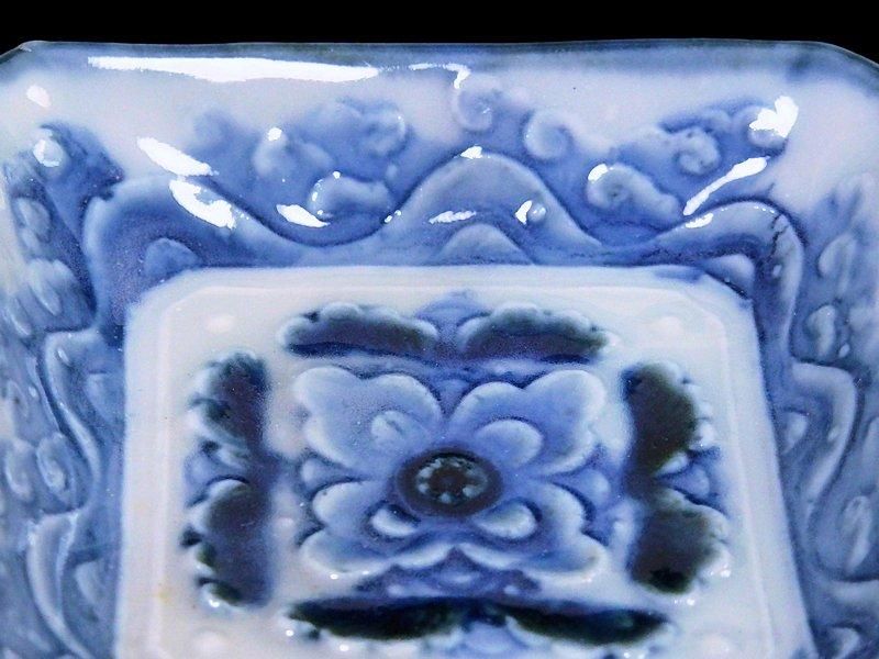 瀬戸 染付 陽刻波に花図 四方角豆皿