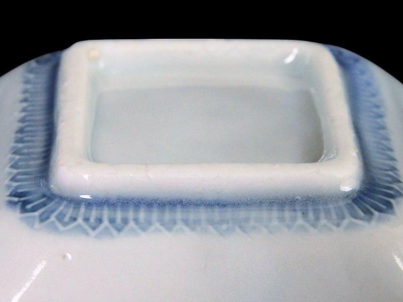 瀬戸 染付 陽刻波に花図 四方角豆皿