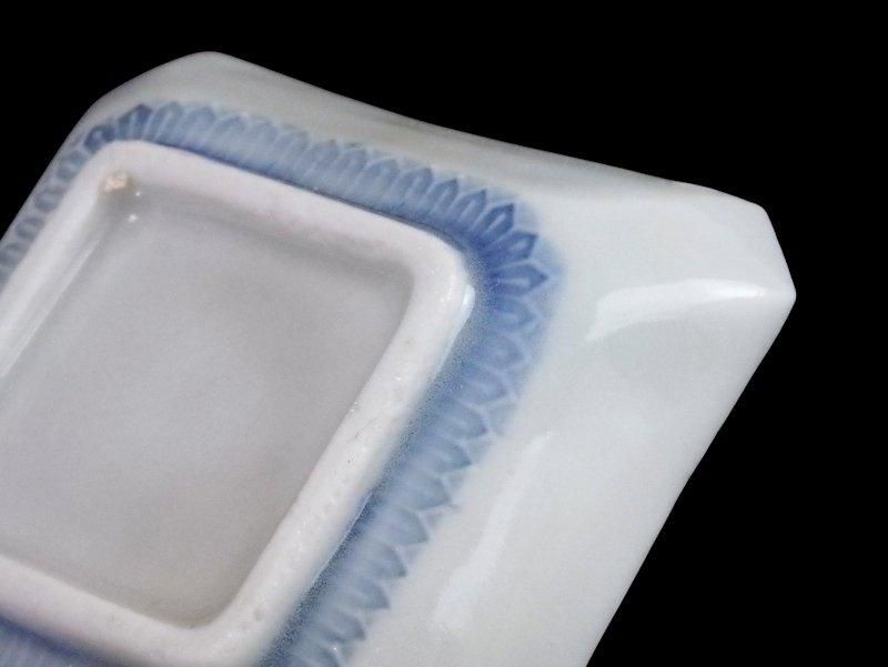 瀬戸　伊万里　染付　陽刻　波に花の図　四方角豆皿　E668AS-CUp 瀬戸 染付 陽刻波に花図 四方角豆皿