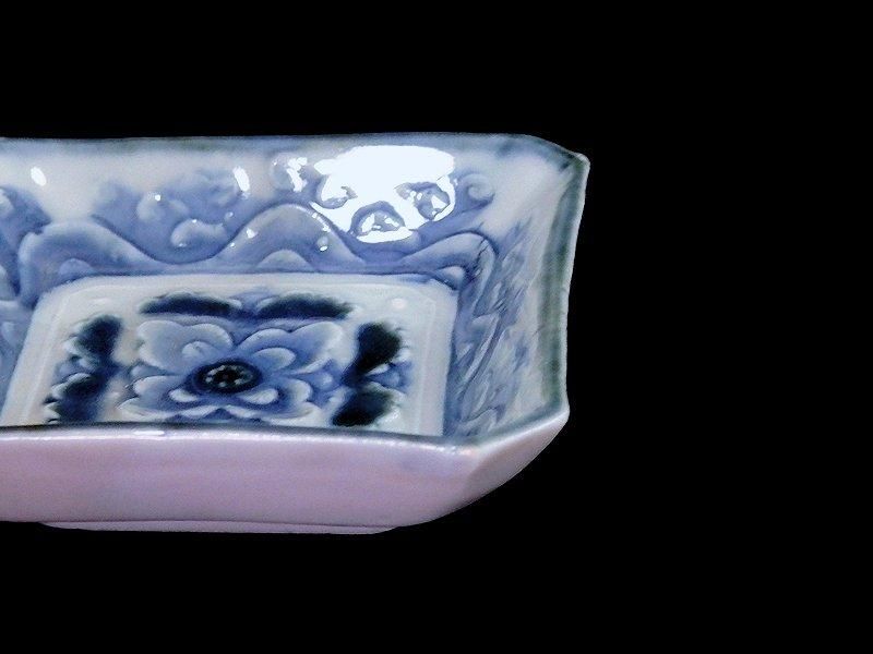 瀬戸 染付 陽刻波に花図 四方角豆皿